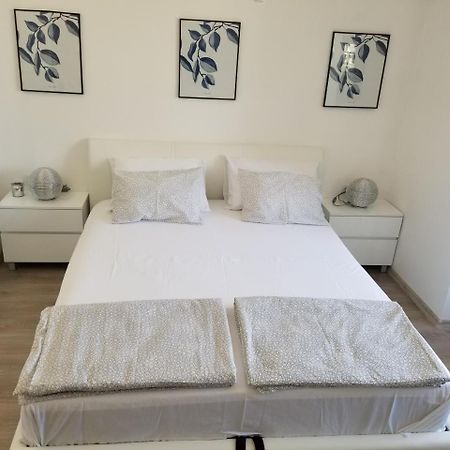Studio Angel Stan Na Dan Novi Sad Exteriör bild