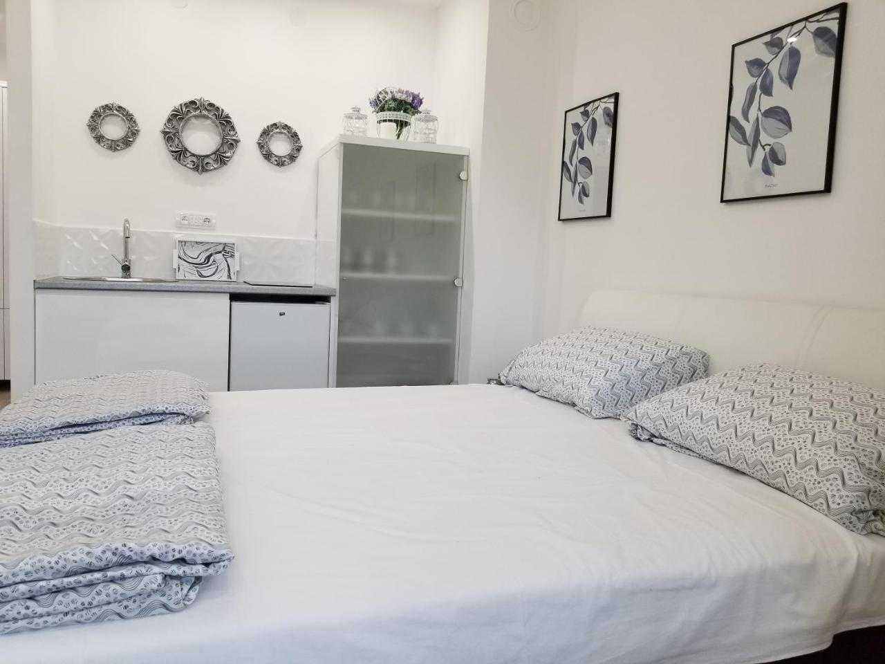 Studio Angel Stan Na Dan Novi Sad Exteriör bild