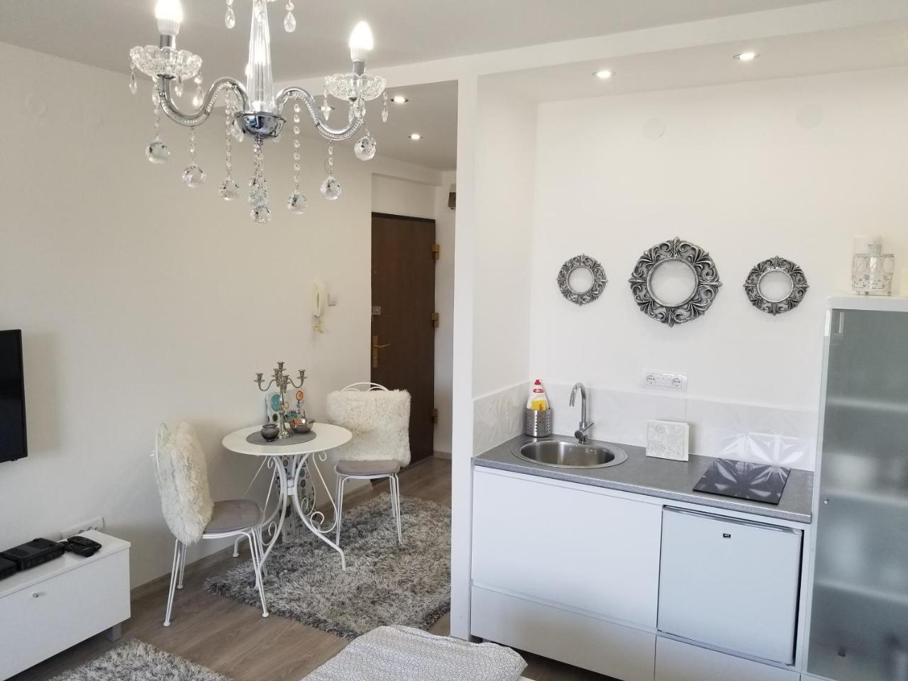 Studio Angel Stan Na Dan Novi Sad Exteriör bild